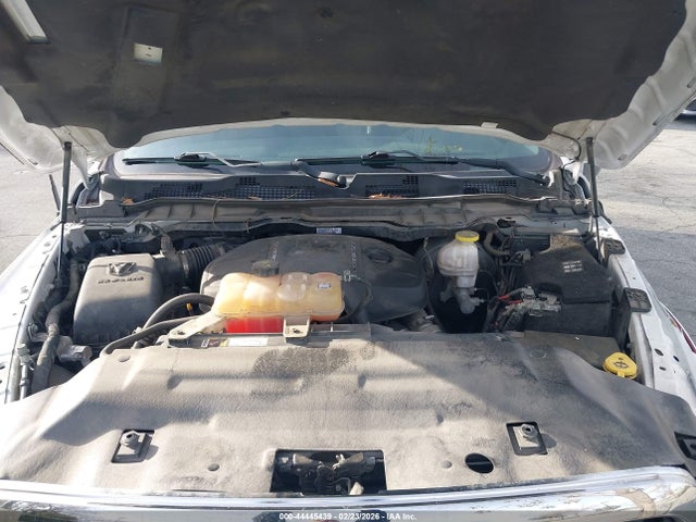 1C6RR7NM5JS231961 RAM 1500 Laramie 4x4 5&#039;7 Box
