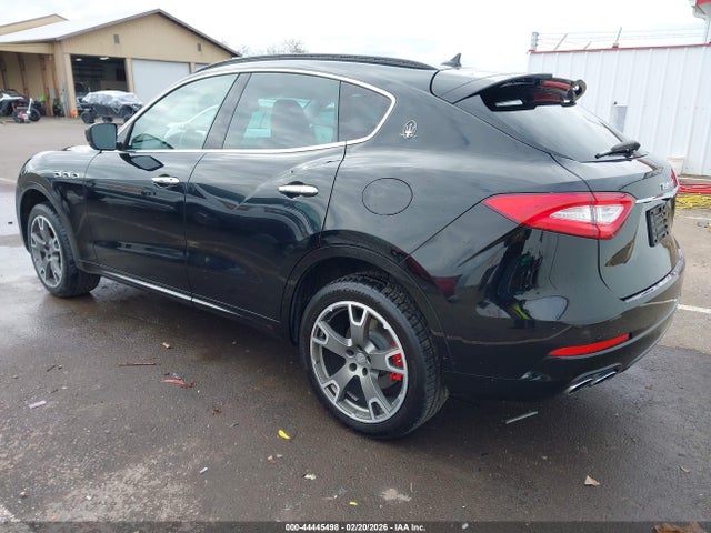 2017 MASERATI LEVANTE ZN661XUS3HX238647 Photo 2