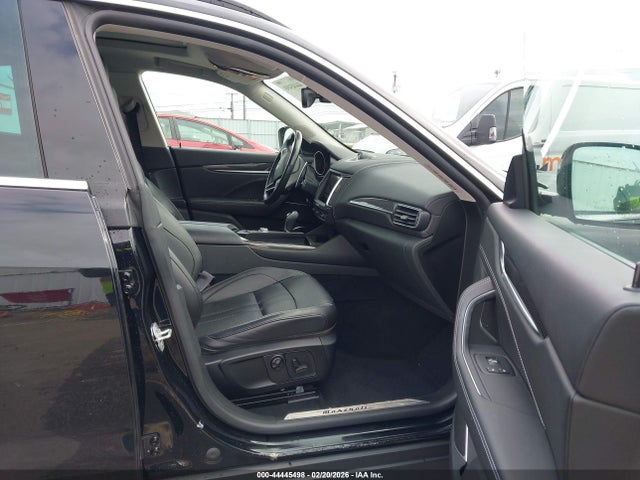 2017 MASERATI LEVANTE ZN661XUS3HX238647 Photo 4