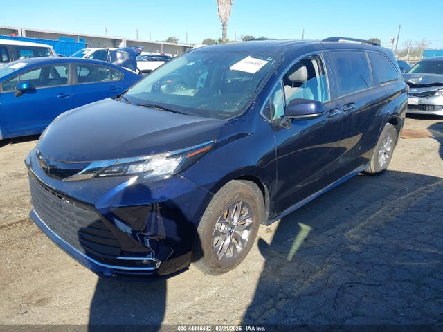 Toyota SIENNA XLE 2023 5TDYRKEC6PS153299 Image 2