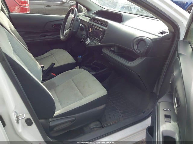 JTDKDTB34F1579728 Toyota Prius C One
