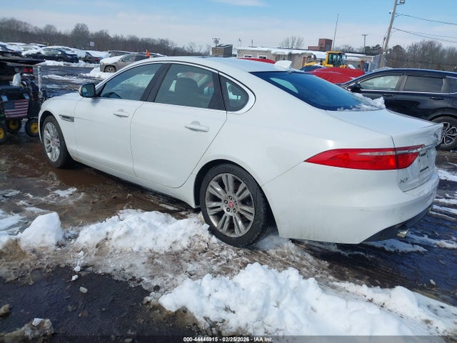 2016 JAGUAR XF SAJBD4BV2GCY06638 Photo 2