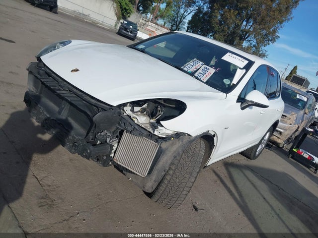 Porsche Cayenne Diesel 2016 WP1AF2A29GKA40427 Image 2