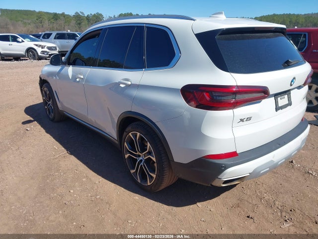 2021 BMW X5 5UXCR4C04M9E05996 Photo 2