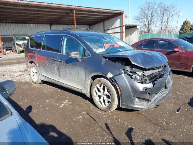 Auction sale of the 2017 Chrysler Pacifica Touring-l, vin: 2C4RC1BG7HR820804, lot number: 44450655
