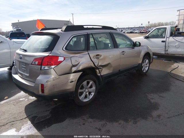 44451136 :رقم المزاد ، 4S4BRCAC6E3322569 vin ، 2014 Subaru Outback 2.5i مزاد بيع