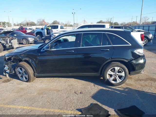 2017 Mercedes-benz Glc 300 მანქანა იყიდება აუქციონზე, vin: WDC0G4JB5HV011667, აუქციონის ნომერი: 44451362