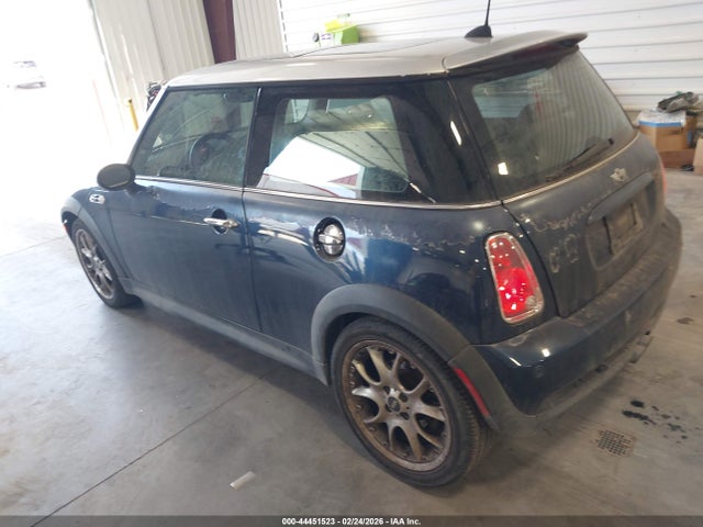 2006 MINI COOPER S WMWRE33596TL18446 Photo 2