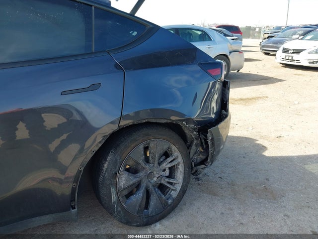 2024 Tesla Model Y Long Range Dual Motor All-wheel Drive მანქანა იყიდება აუქციონზე, vin: 7SAYGDEE6RA305317, აუქციონის ნომერი: 44452227