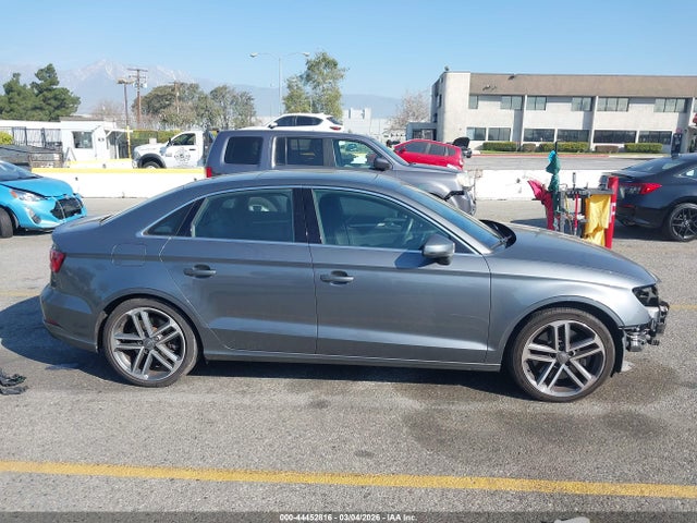44452816 :رقم المزاد ، WAUBEGFF3KA096196 vin ، 2019 Audi A3 45 Premium مزاد بيع