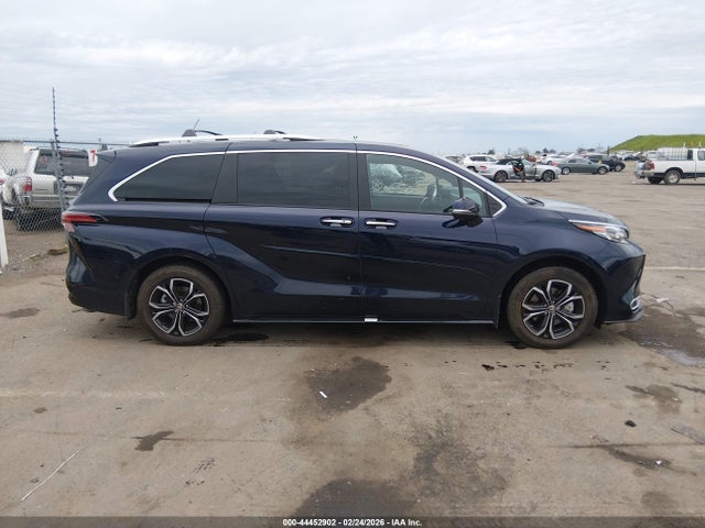 Toyota Sienna Platinum 2025 5TDESKFC8SS173830 Image 13