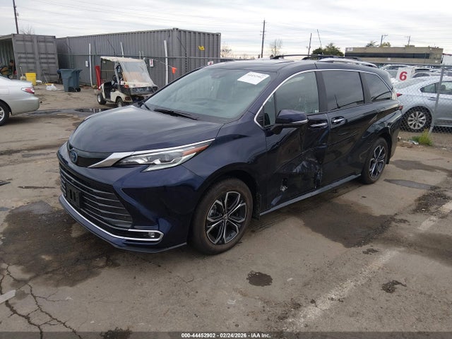 Toyota Sienna Platinum 2025 5TDESKFC8SS173830 Image 2