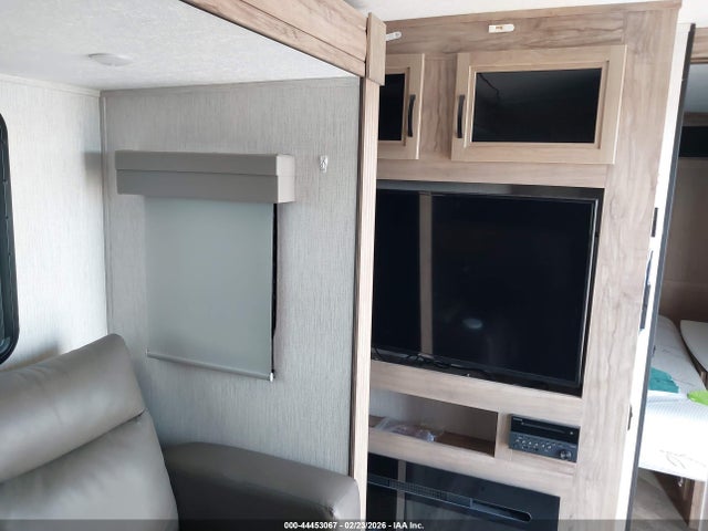 44453067 :رقم المزاد ، 4X4TPAH20NN058229 vin ، 2022 Palomino Solaire مزاد بيع