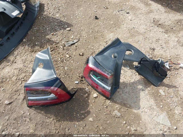44453474 :رقم المزاد ، 5YJ3E1EB3NF257421 vin ، 2022 Tesla Model 3 Long Range Dual Motor All-wheel Drive مزاد بيع