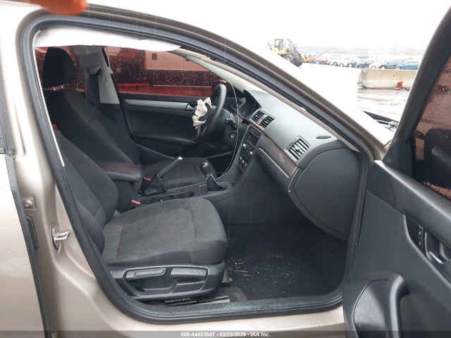 1VWAT7A34FC015442 Volkswagen Passat 1.8t S