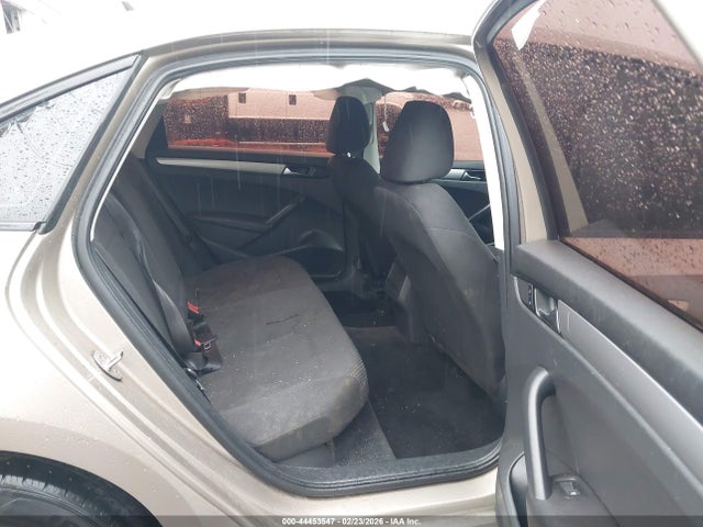 1VWAT7A34FC015442 Volkswagen Passat 1.8t S
