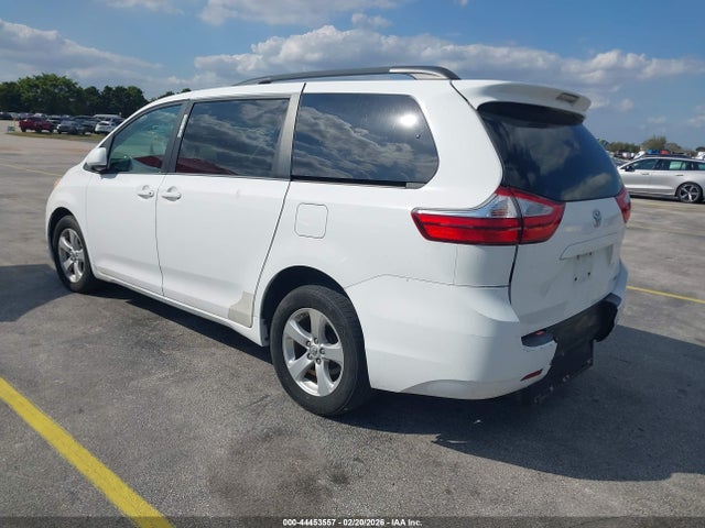 2017 TOYOTA SIENNA 5TDKZ3DCXHS817585 Photo 2