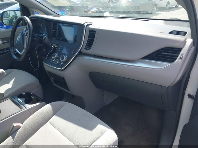 2017 TOYOTA SIENNA 5TDKZ3DCXHS817585 Photo 4