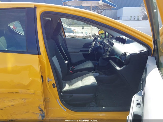 Toyota Prius C Three 2014 JTDKDTB32E1079582 Image 5