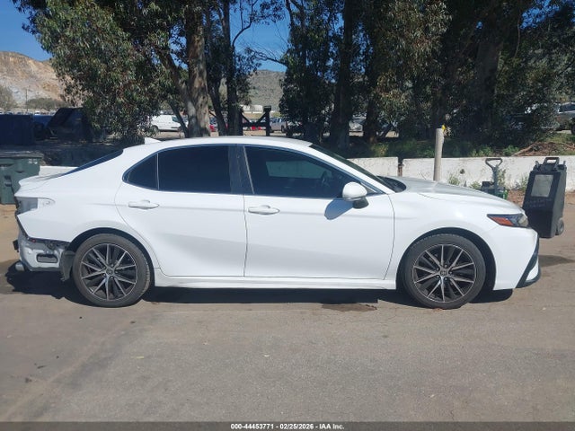4T1G11AKXNU671074 Toyota CAMRY SE