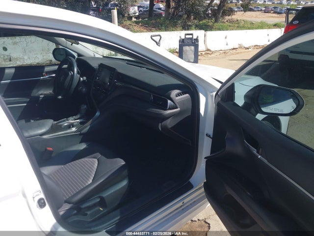 4T1G11AKXNU671074 Toyota CAMRY SE