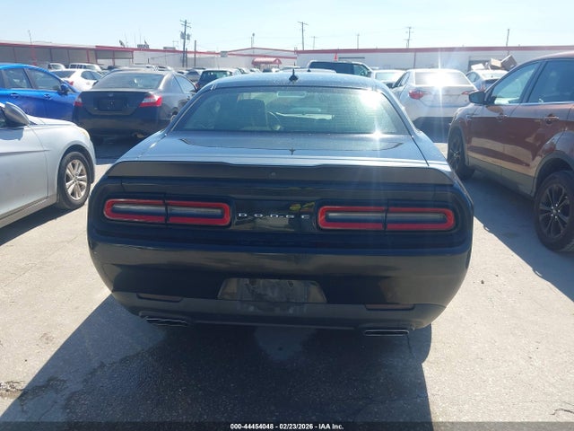 2C3CDZFJ7GH299857 Dodge Challenger 392 Hemi Scat Pack Shaker