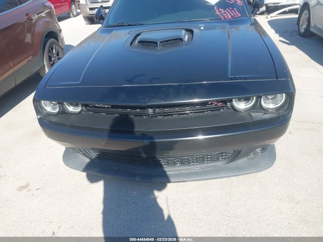 2C3CDZFJ7GH299857 Dodge Challenger 392 Hemi Scat Pack Shaker