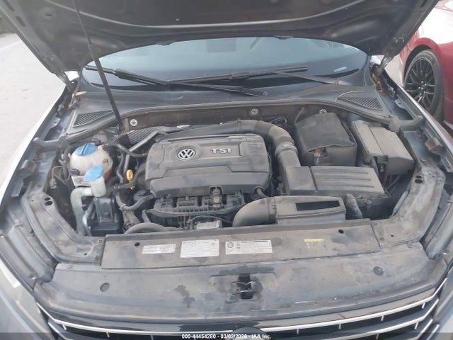 1VWAT7A38GC065195 Volkswagen Passat 1.8t R-line
