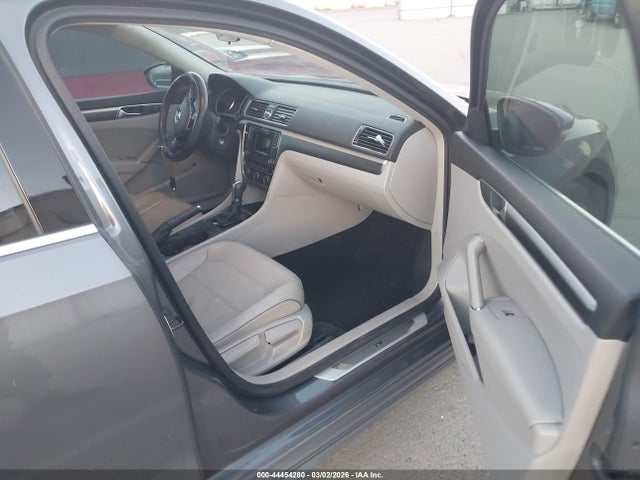 1VWAT7A38GC065195 Volkswagen Passat 1.8t R-line
