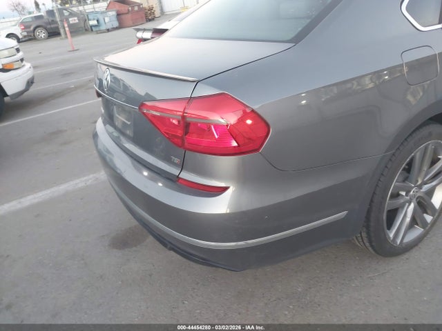 1VWAT7A38GC065195 Volkswagen Passat 1.8t R-line