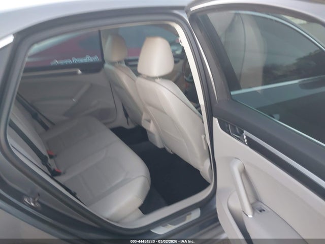 1VWAT7A38GC065195 Volkswagen Passat 1.8t R-line