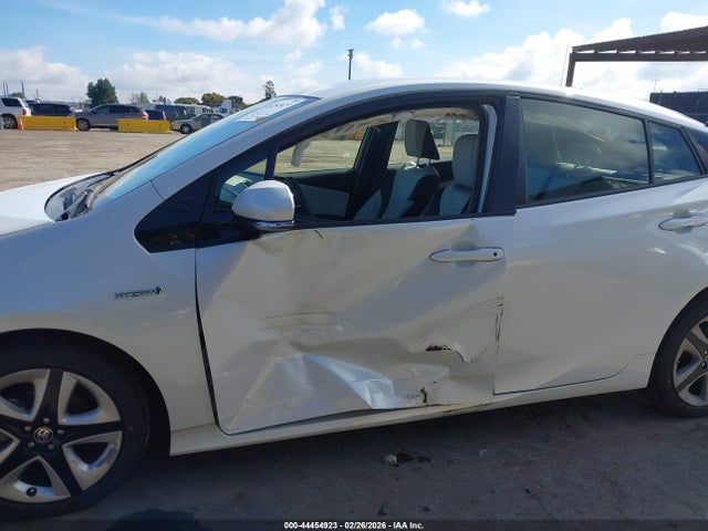 JTDKARFU5G3503035 Toyota Prius Three Touring