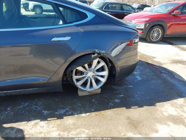 44455252 :رقم المزاد ، 5YJSA1H49FF083988 vin ، 2015 Tesla Model S 85d/p85d مزاد بيع