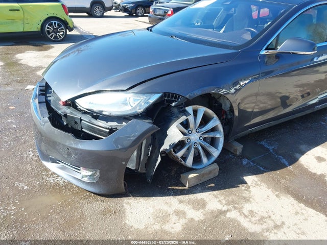 44455252 :رقم المزاد ، 5YJSA1H49FF083988 vin ، 2015 Tesla Model S 85d/p85d مزاد بيع