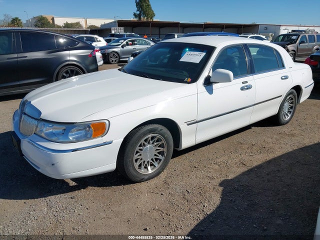 Продажа на аукционе авто 2002 Lincoln Town Car Signature, vin: 1LNHM82W72Y633036, номер лота: 44455525