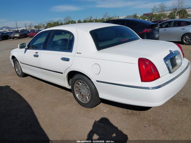 Продажа на аукционе авто 2002 Lincoln Town Car Signature, vin: 1LNHM82W72Y633036, номер лота: 44455525