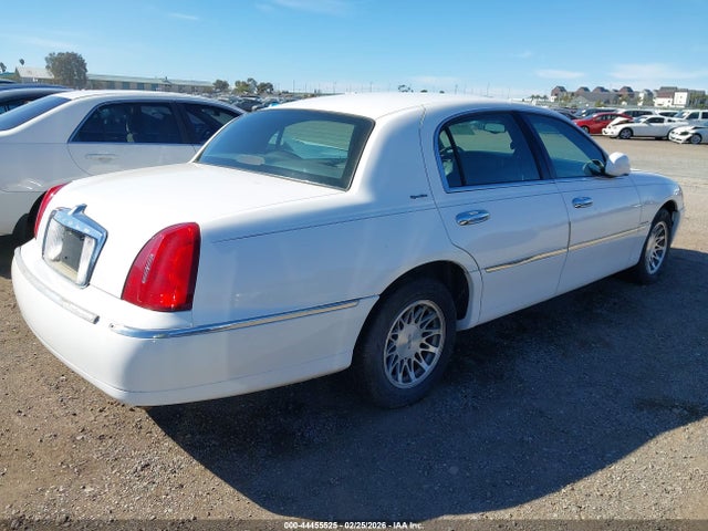 Продажа на аукционе авто 2002 Lincoln Town Car Signature, vin: 1LNHM82W72Y633036, номер лота: 44455525