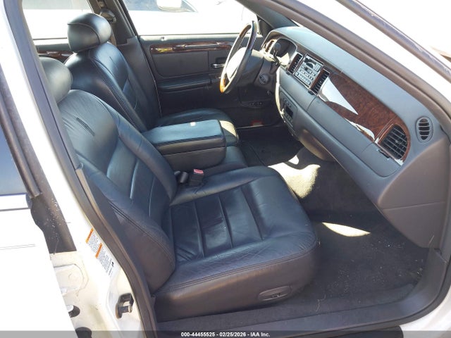 Продажа на аукционе авто 2002 Lincoln Town Car Signature, vin: 1LNHM82W72Y633036, номер лота: 44455525
