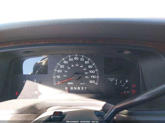 Продажа на аукционе авто 2002 Lincoln Town Car Signature, vin: 1LNHM82W72Y633036, номер лота: 44455525