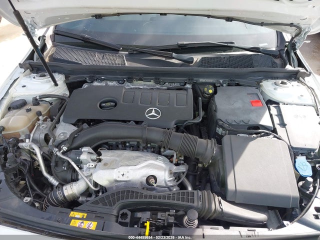 WDD3G4EB0KW023195 Mercedes-Benz A 220
