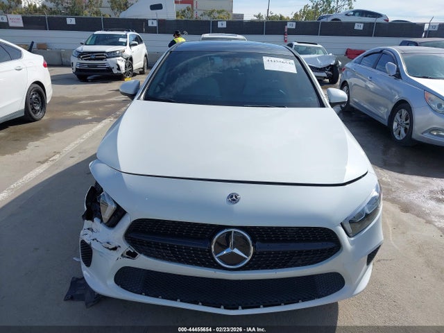WDD3G4EB0KW023195 Mercedes-Benz A 220