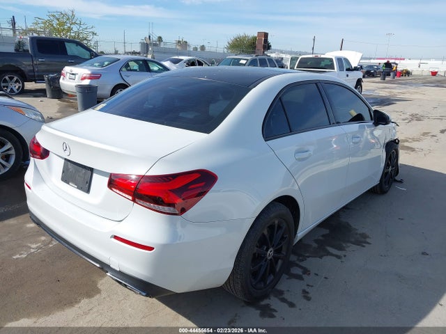WDD3G4EB0KW023195 Mercedes-Benz A 220