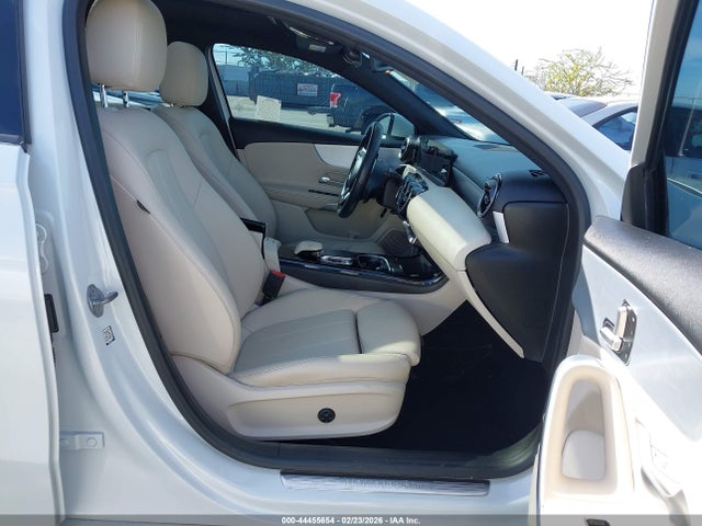 WDD3G4EB0KW023195 Mercedes-Benz A 220
