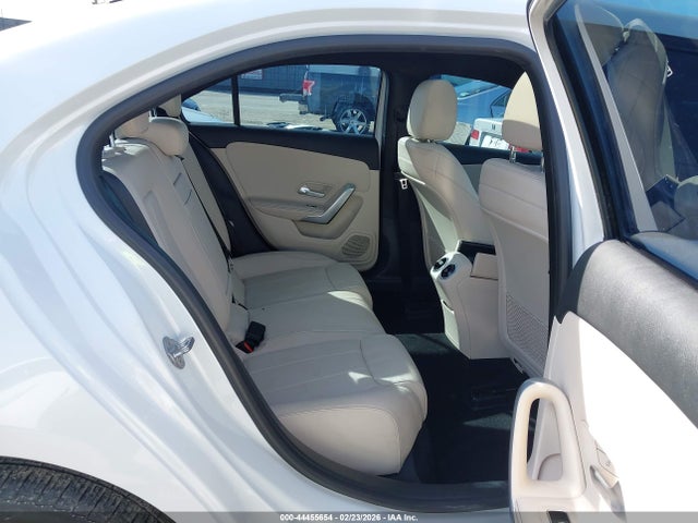 WDD3G4EB0KW023195 Mercedes-Benz A 220