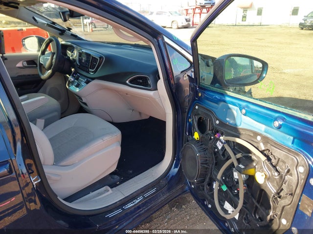 2018 Chrysler Pacifica Hybrid Touring Plus მანქანა იყიდება აუქციონზე, vin: 2C4RC1H74JR262360, აუქციონის ნომერი: 44456398
