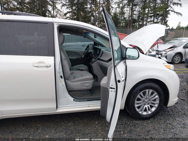 5TDYZ3DC1HS793445 Toyota Sienna Xle Premium 8 Passenger