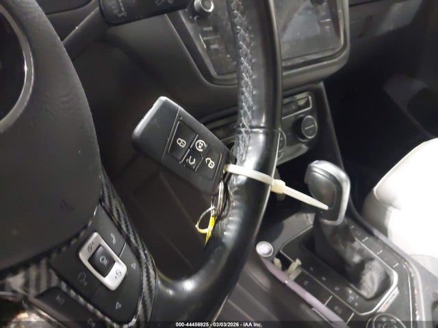 2018 Volkswagen Tiguan 2.0t Se/2.0t Sel მანქანა იყიდება აუქციონზე, vin: 3VV2B7AX9JM004068, აუქციონის ნომერი: 44456925