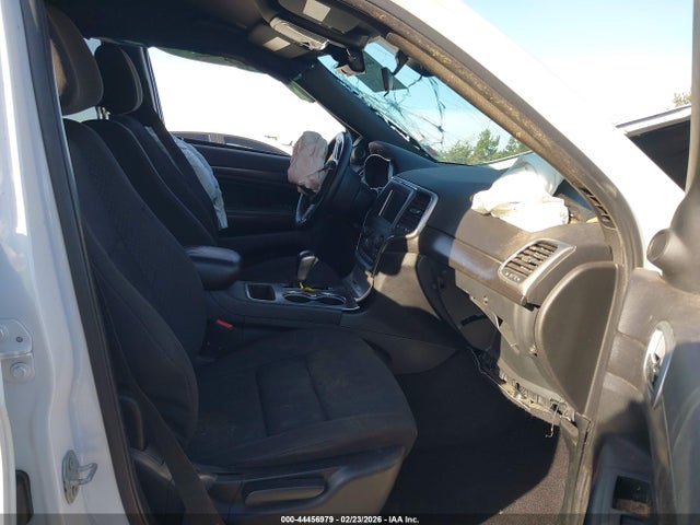 1C4RJFAG7JC266683 Jeep Grand Cherokee Laredo 4x4