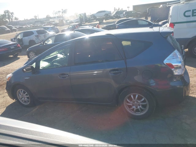 JTDZN3EU5E3332253 Toyota Prius V Two