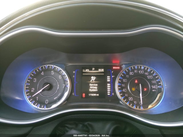 44457741 :رقم المزاد ، 1C3CCCAB5FN663067 vin ، 2015 Chrysler 200 Limited مزاد بيع